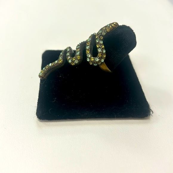 Vintage Joan Rivers faux peridot brass tone snake ring, size 8 - Picture 4 of 6